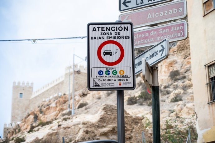 Cartel que regula la entrada a la zona de bajas emisiones (ZBE) al casco histórico de Almería.