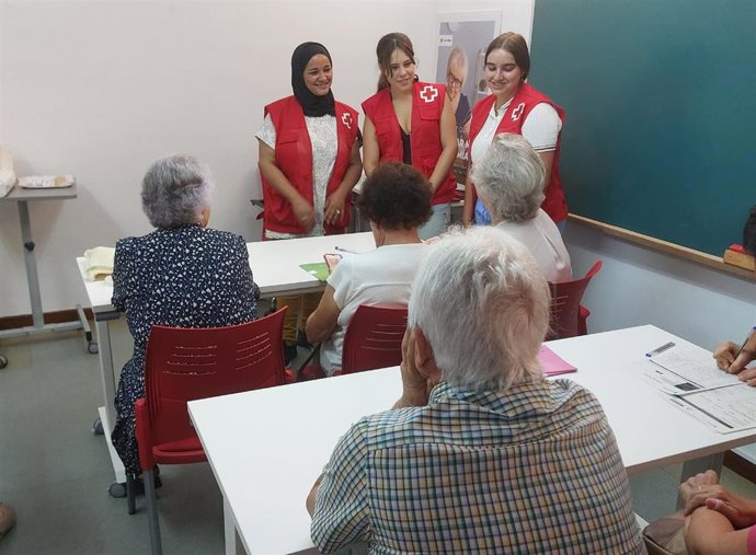 Voluntarias de Cruz Roja en una actividad con personas mayores.