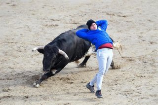Corredor torea en la plaza de toros durante uno de los ‘encierros blancos’ de San Sebastián de los Reyes, a 18 de enero de 2026, en San Sebastián de los Reyes, Madrid (España). 