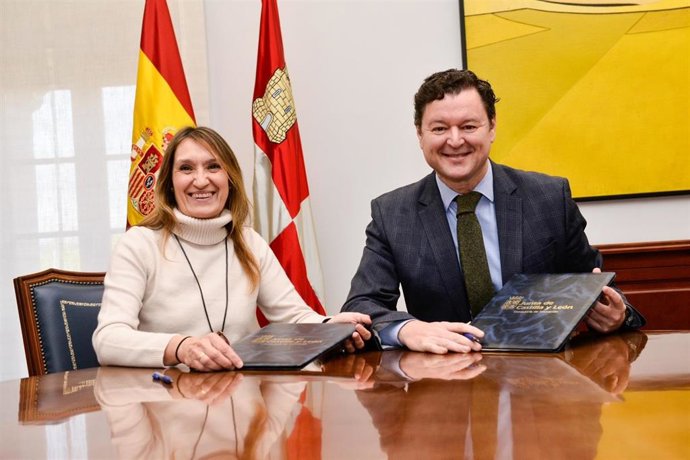 Rocío Lucas y Gerardo Cuartero, durante la firma del convenio.