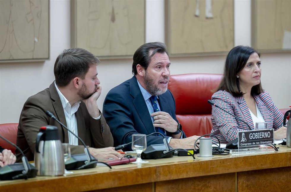El ministro de Transportes y Movilidad Sostenible, Óscar Puente (c), comparece ante la Comisión de Transportes y Movilidad Sostenible, en el Congreso de los Diputados, a 3 de febrero de 2026