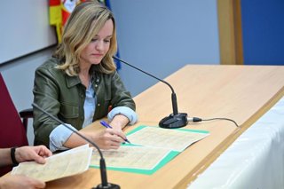La candidata del PSOE a la Presidencia de Aragón, Pilar Alegría, firma un compromiso con la escuela pública.