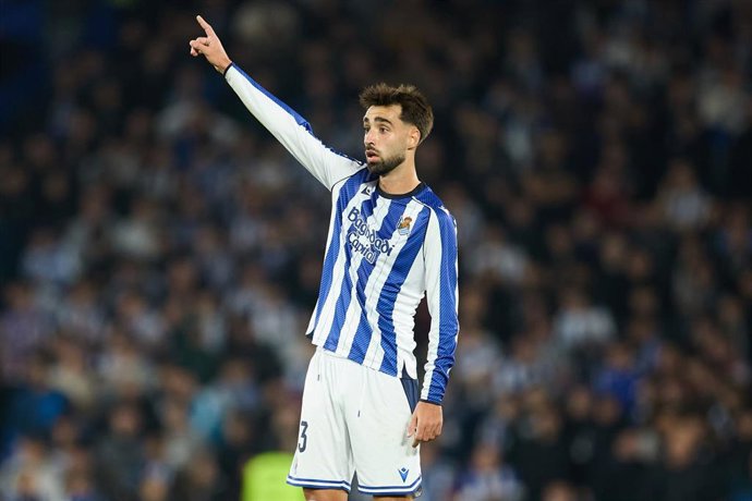 Archivo - Brais Méndez, en un partido con la Real Sociedad.