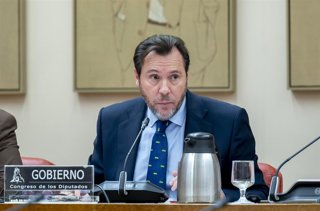 El ministro de Transportes y Movilidad Sostenible, Óscar Puente, comparece ante la Comisión de Transportes y Movilidad Sostenible, en el Congreso de los Diputados, a 3 de febrero de 2026, en Madrid (España). 