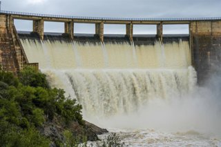 Imágenes del embalse del Gergal desembalsando agua. A 2 de febrero de 2026 en Gillena, Sevilla (Andalucía, España). 