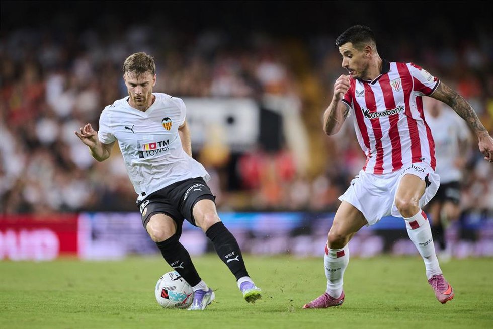 Archivo - El atacante del Valencia CF Lucas Beltrán y el defensa del Athletic Club Yuri Berchiche durante el partido de Liga en Mestalla.