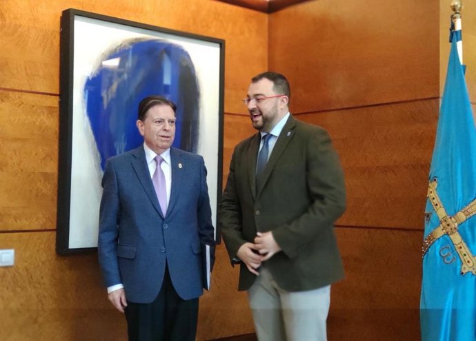 Archivo - El presidente del Principado de Asturias, Adrián Barbón, recibe al alcalde de Oviedo, Alfredo Canteli.