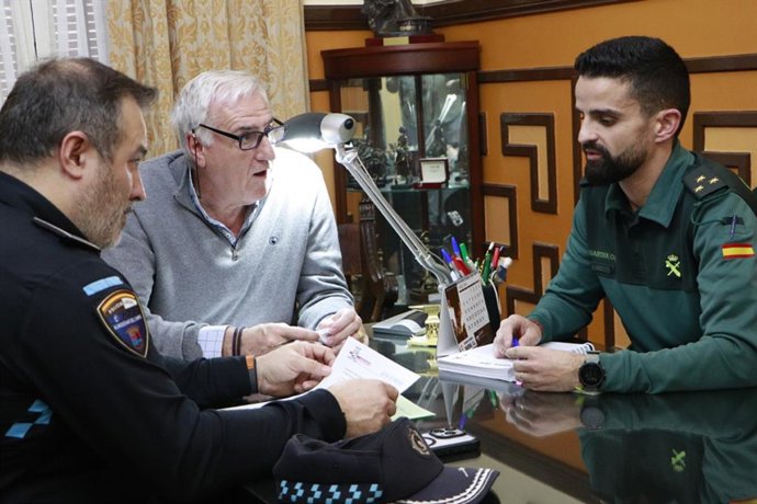 Un momento de la reunión mantenida por el capitán de zona, el jefe de la Pollicía Local y el alcalde.