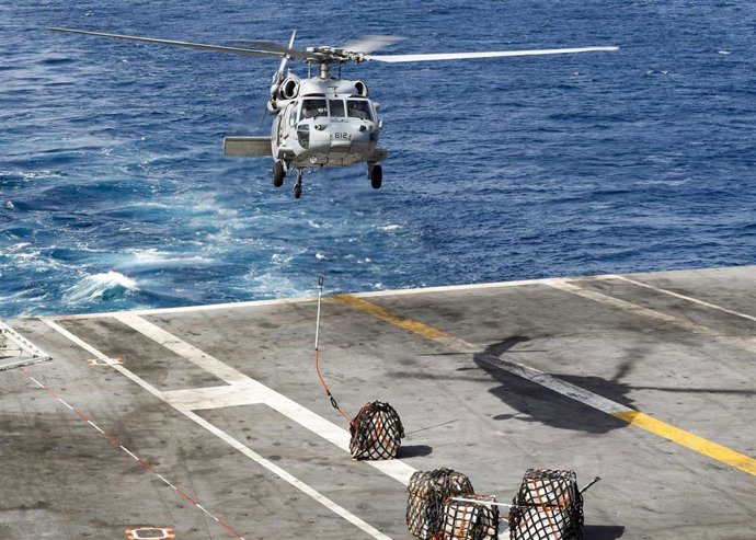 Archivo - Un helicóptero aterriza en el USS Abraham Lincoln