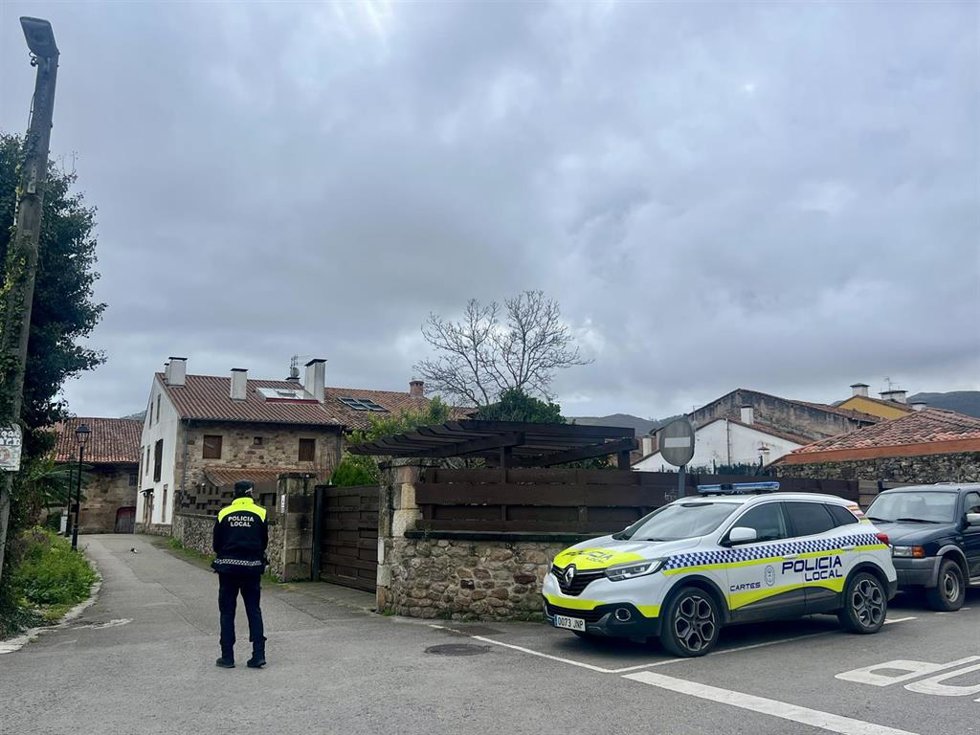 Un agente de Policía Local en la zona de la vivienda.-ARCHIVO