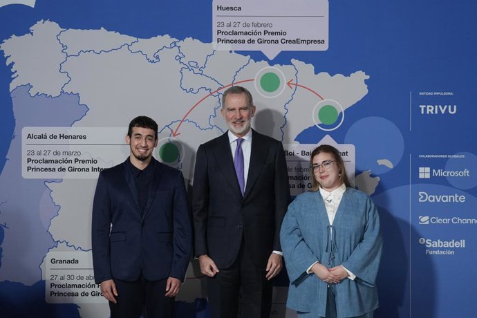 El rey Felipe VI junto al fundador de la asociación Joves Units del barrio barcelonés del Poble Sec, Hatim Azahri, ganador del Premio Princesa de Girona Social 2026, y a su pareja.
