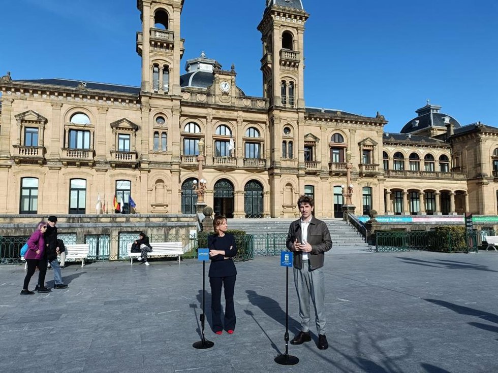 Mendoza e Insausti ante el Ayuntamiento donostiarra tras reunirse.