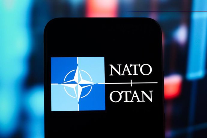 Archivo - Arquivo - 25 de junho de 2025, Canadá: Nesta ilustração fotográfica, o logotipo da OTAN (Organização do Tratado do Atlântico Norte) é exibido na tela de um smartphone.