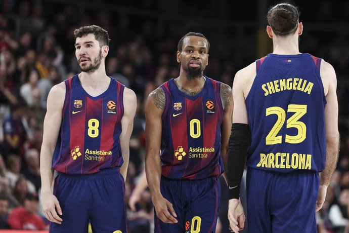 Dario Brizuela e Kevin Punter, do FC Barcelona, assistem ao jogo da 23ª rodada da temporada regular da EuroLiga entre o FC Barcelona e o Dubai Basketball, disputado no Palau Blaugrana, em 20 de janeiro de 2026, em Barcelona, Espanha.