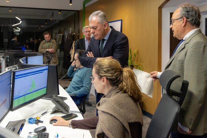 El alcalde de Sevilla, José Luis Sanz, en su visita al centro de control de operaciones.