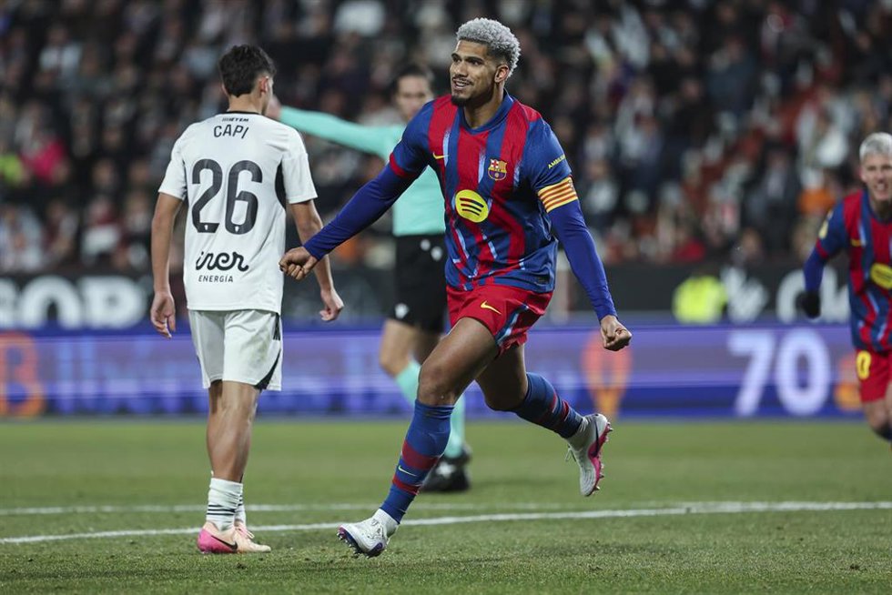 Ronald Araujo celebra un gol con el Bara.