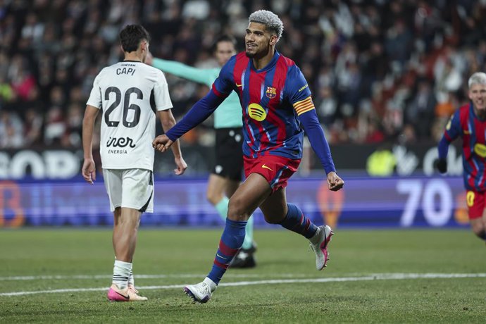 Ronald Araujo, do FC Barcelona, comemora um gol durante a partida das quartas de final da Copa da Espanha, Copa del Rey, disputada entre o Albacete Balompié e o FC Barcelona no estádio Carlos Belmonte, em 3 de fevereiro de 2026, em Albacete, Espanha.