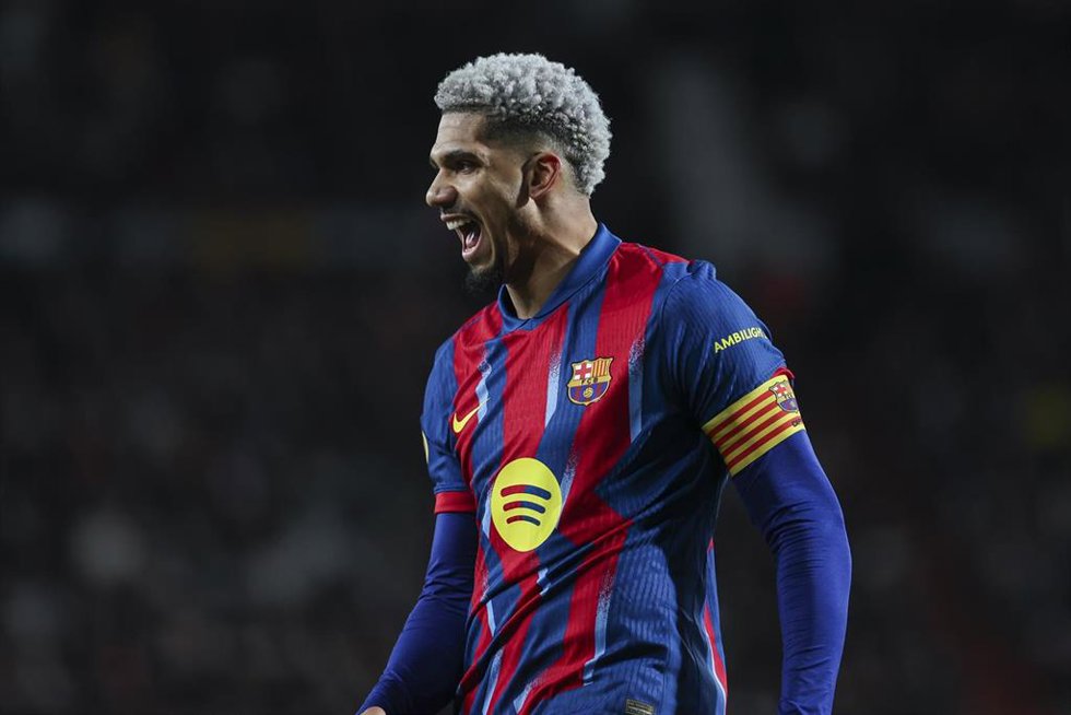 El central del FC Barcelona Ronald Araujo celebra su gol en el partido contra el Albacete en la Copa del Rey Mapfre
