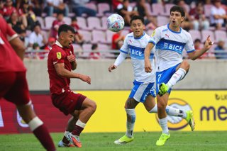 Futbol, Deportes La Serena vs Universidad Catolica Fecha 1, Liga de primera 2026. El jugador de Universidad Catolica Justo Giani, derecha, disputa el balon contra el defensa de Deportes La Serena durante un partido de la liga de primera disputado en el