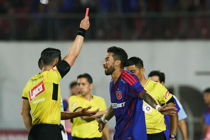 Futbol, Universidad de Chile vs Audax Italiano Fecha 1, Liga de primera 2026. El arbitro Gaston Philippe muestra tarjeta roja a Juan Martin Lucero de Universidad de Chile durante un partido de la liga de primera disputado en el estadio Nacional de