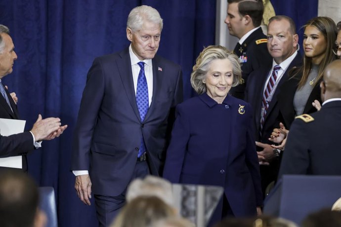 Archivo - January 20, 2025, Washington, District Of Columbia, USA: Former President Bill Clinton (L) and former US Secretary of State Hillary Clinton (R) arrives for Donald Trump's inauguration as the next President of the United States in the rotunda of 