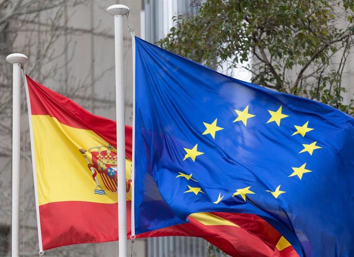 Archivo - La bandera de España y de la Unión Europea ondean en la Sede de la SEPI. 