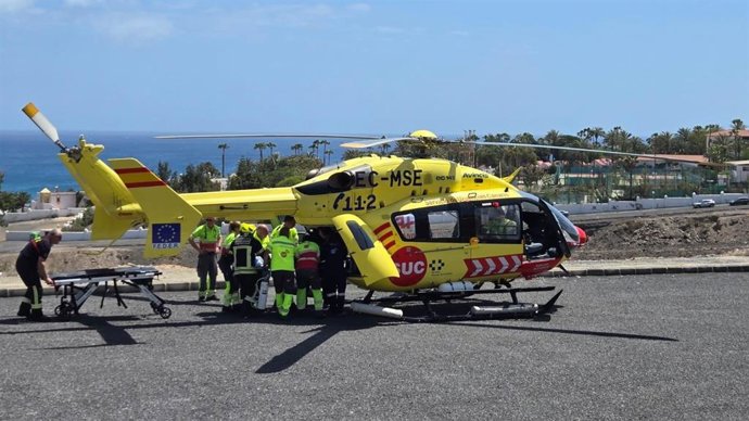 Archivo - Helicóptero medicalizado en un rescate en Fuerteventura