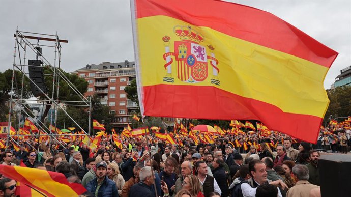Archivo - Una bandera de España gigante durante una manifestación bajo el lema, 'Defendamos la unidad’, en la Plaza de Colón de Madrid, a 29 de octubre de 2023, en Madrid (España). La Fundación para la Defensa de la Nación Española (Danaes) de la que naci