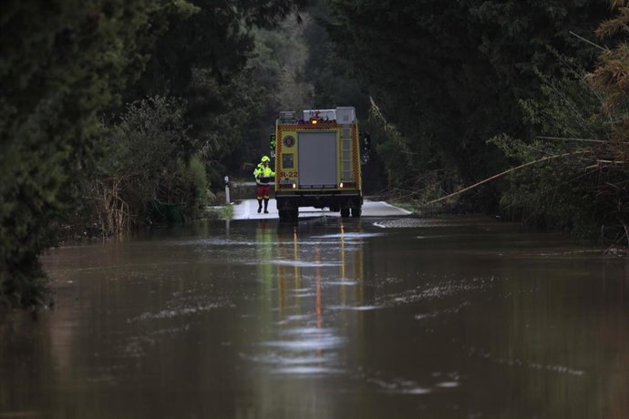 Bomberos y miembros de la Guardia Civil evalúan los daños ocasionados por las lluvias de la borrasca 'Francis' en el Campo de Gibraltar en una imagen de archivo