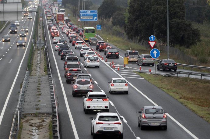 Archivo - Tráfico en la carretera A-1, a 29 de octubre de 2021, en Madrid (España).