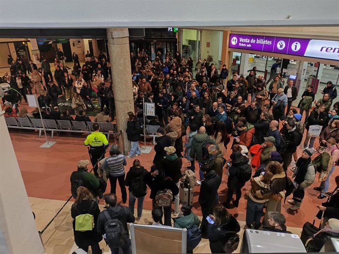 El tiempo de espera ha generado aglomeraciones de pasajeros.