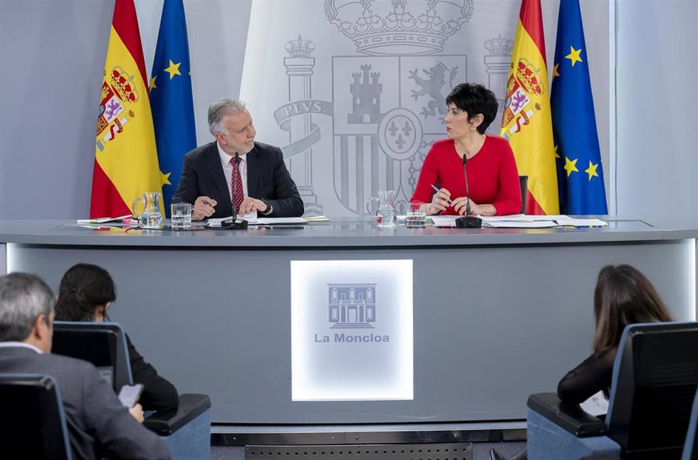 El ministro de Política Territorial y Memoria Democrática, Ángel Víctor Torres, y la ministra de Inclusión Seguridad Social y Migracioneas y portavoz del Gobierno, Elma Saiz, durante una rueda de prensa tras el Consejo de Ministros, a 3 de febrero de 20