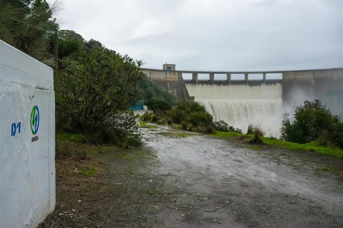 Imágenes del embalse del Gergal en Sevilla desembalsando agua. 