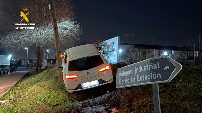 El vehículo tras sufrir una salida de vía durante la persecución.