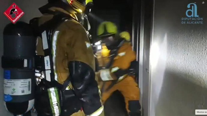Bomberos intervienen en el incendio declarado en un hostal de El Altet