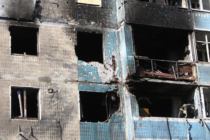 Archivo - Arquivo - 26 de abril de 2025, Ucrânia, Kamianske: Um prédio residencial de nove andares é danificado pelo ataque de um drone russo em Kamianske, região de Dnipropetrovsk, Ucrânia. Foto: -/Ukrinform/dpa