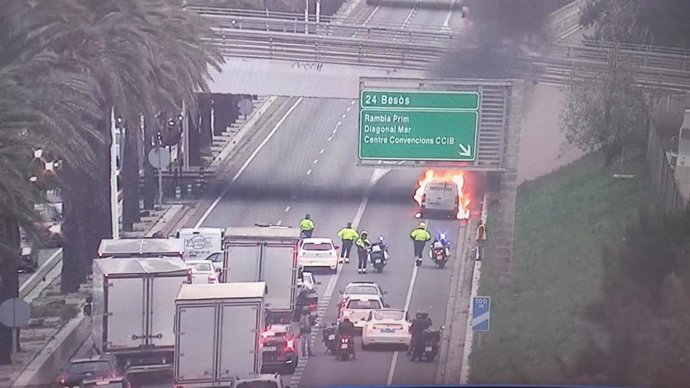Reabren 2 carriles de la Ronda Litoral en Diagonal Mar tras el corte por incendio de una furgoneta
