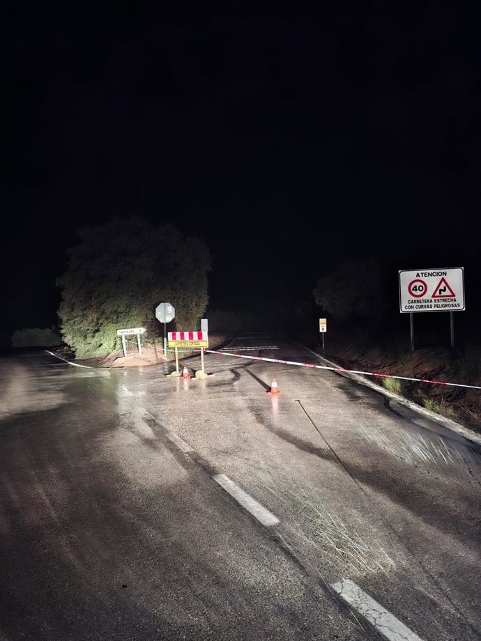 La CO-7207, de Acceso a Tarajal, cortada al tráfico por las lluvias.