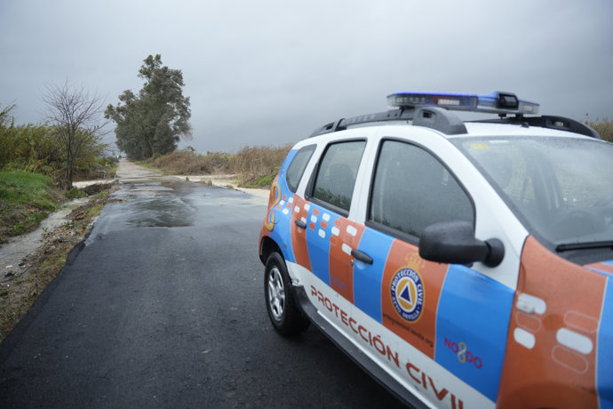 Incidencias en Valdezorras por la crecida del arroyo de Miraflores en Sevilla