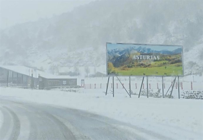 Archivo - Carretera de acceso a la estación invernal Fuentes de Invierno.
