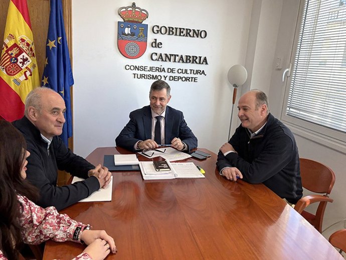 Martinez Abad en la reunión con el alcalde de Voto, Santiago del Campo