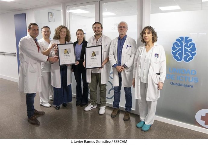 Personal de la unidad de Ictus del Hospital de Guadalajara con el reconocimiento de la ESO.