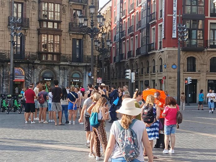 Grupos de turistas en la Plaza Arriaga de Bilbao.