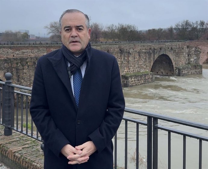 El alcalde de Talavera de la Reina, José Julián Gregorio, en el paseo del Tajo.