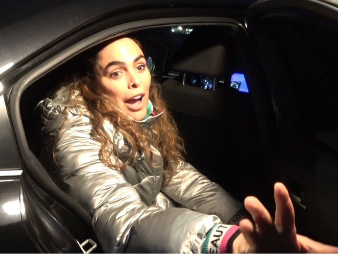 Amor Romeira, abandonando la casa de Gloria Camila tras su reunión con Manuel Cortés