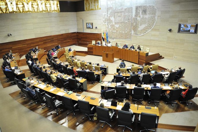 Archivo - Imagen de archivo de un pleno en la Asamblea de Extremadura en la XI Legislatura
