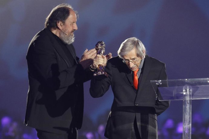 Archivo - El director de fotografía Tomàs Pladevall recoge el Premio Gaudí d'Honor Miquel Porter en la celebración de los Premios Gaudí de cine catalán, en la Academia del Cine Catalán, a 6 de marzo de 2022, en Barcelona