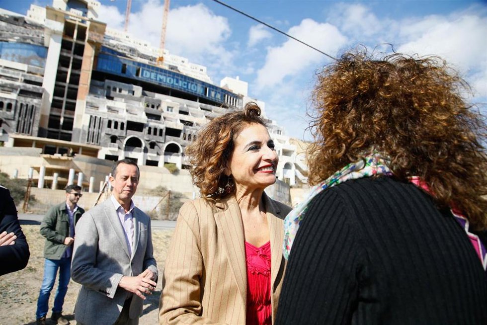 Archivo - La vicepresidenta primera y ministra de Hacienda, María Jesús Montero,  frente al hotel de El Algarrobico, en Carboneras (Almería) el 10 de febrero de 2025.   