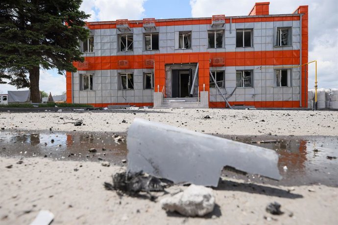 Archivo - Arquivo - RÚSSIA, LUGANSK - 13 DE MAIO DE 2025: Os escritórios de uma fábrica de asfalto sofrem danos causados por quatro drones de ataque ucranianos, dois socorristas foram declarados mortos.