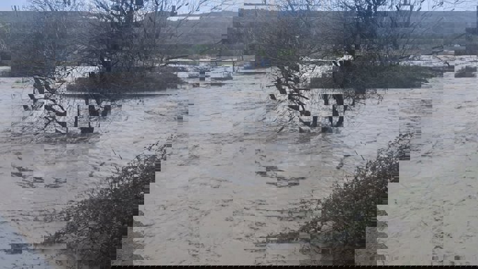El río Hozgarganta desbordado a su paso por Jimena de la Frontera (Cádiz)
